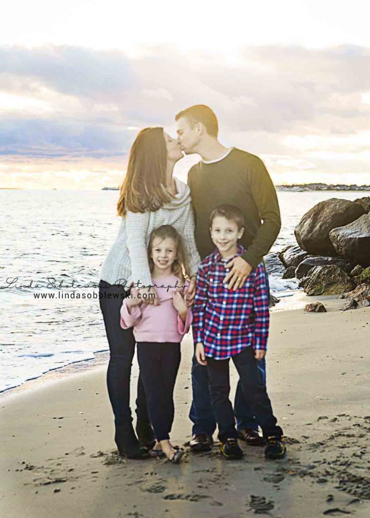 family of four portrait on beach, lindasobolewskiphotography