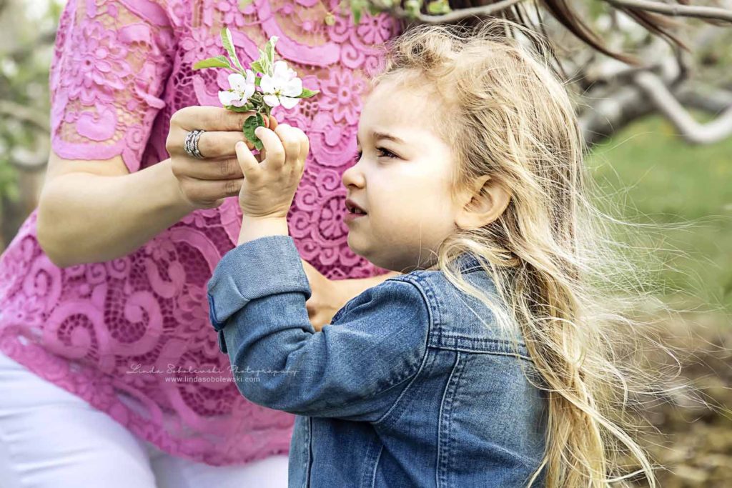 blonde little girl holding white flowers, Spring photo session, CT lifestyle photographer