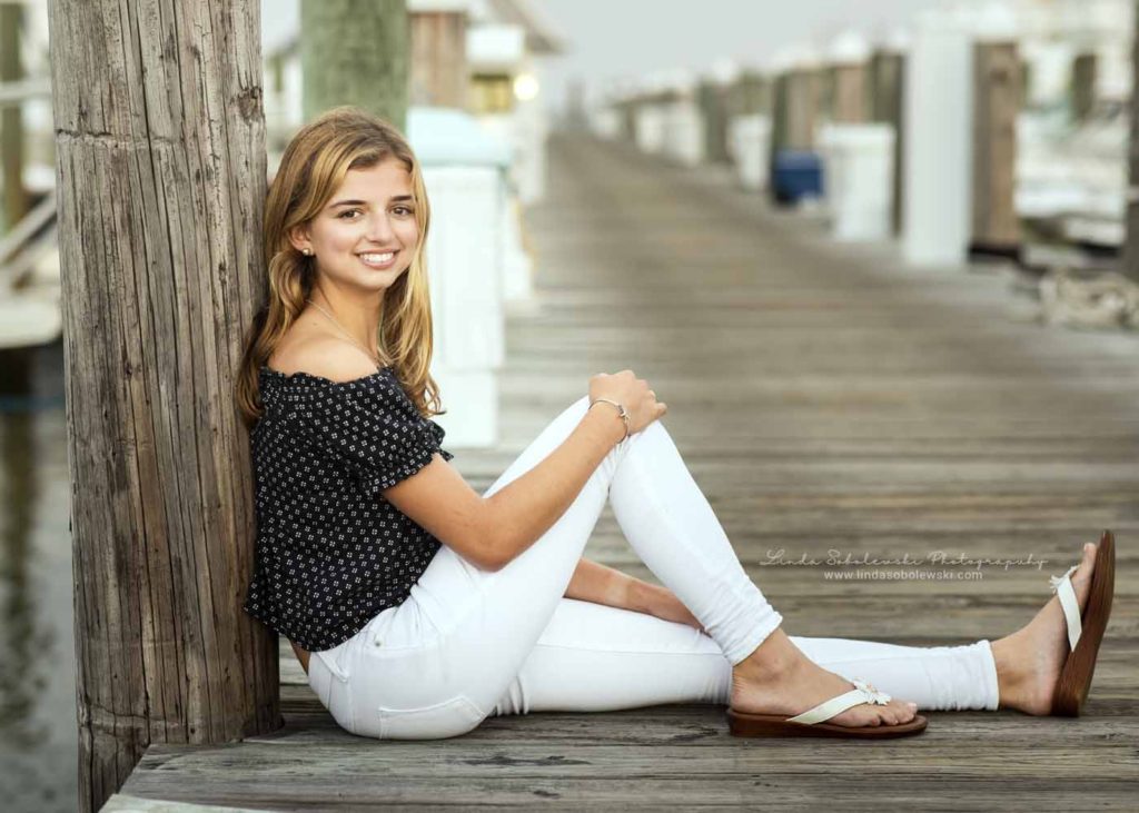 girl leaning against a pole, High School Senior Photography session