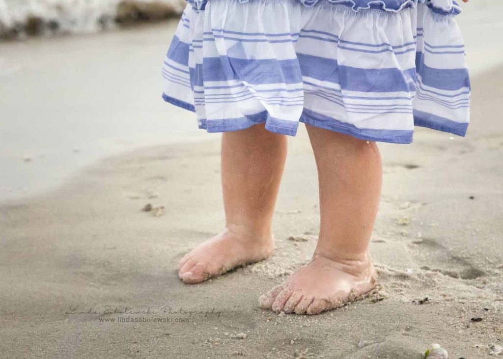 little baby toes, family photo session at the beach, Guilford Lifestyle photographer