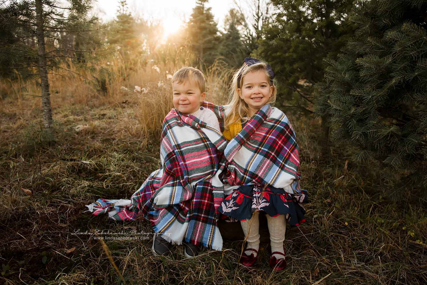 two children sitting with a blanket, Guilford, Connecticut Family photographer