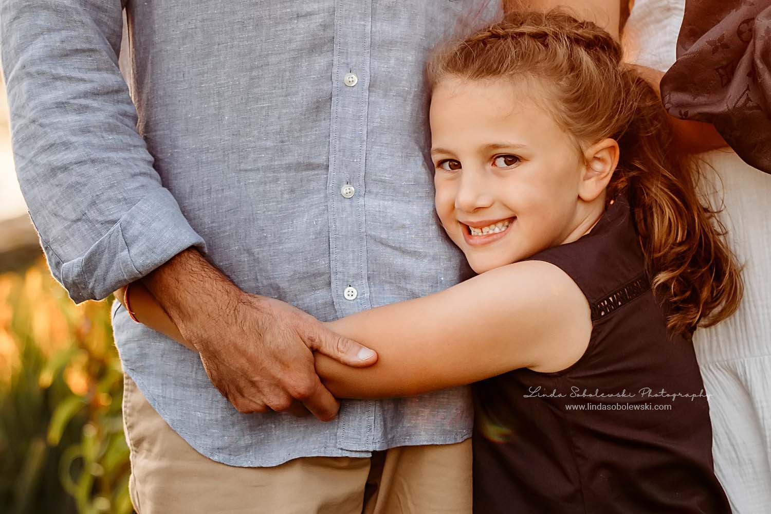 little girl hugging her dad, Madison CT beach photo shoot