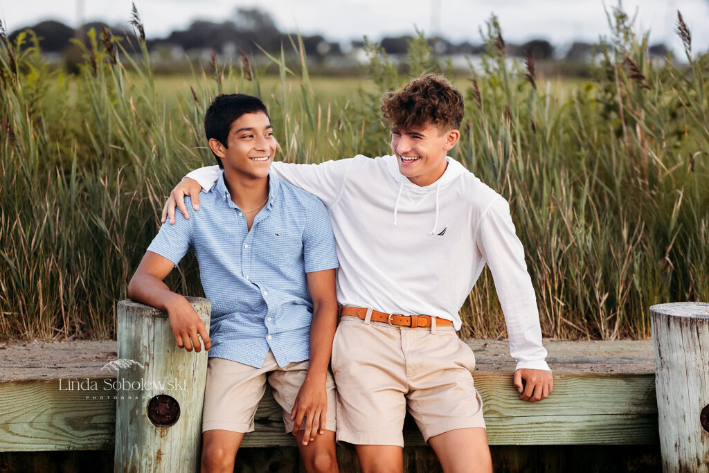 two best friends sitting at the beach, CT Senior photographer, Best friends senior session