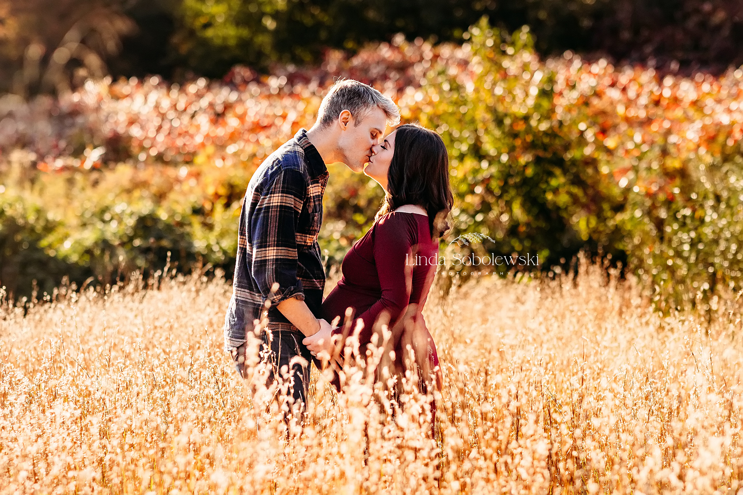 couple kissing in a field, Old Saybrook, CT maternity photograpehr