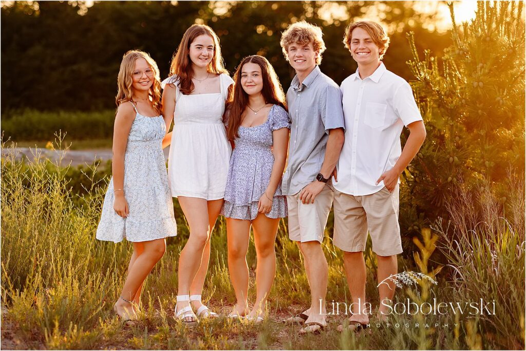 cousins sitting in a field, CT Senior photographer